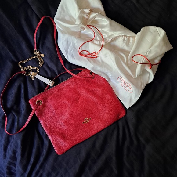 DELICIOUS Red Coach - unique and FABULOUS! Gold Chain strap - Picture 3 of 7
